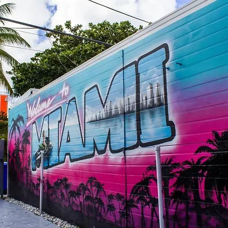 Cozy & Colorful Miami Art Canvas W/Hottub & Murals